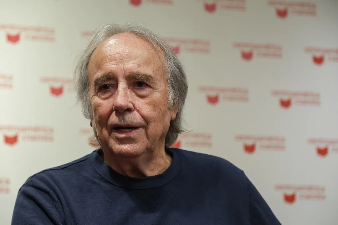 El cantante y compositor español, Joan Manuel Serrat, habla durante una entrevista, en la Ciudad de Guatemala (Guatemala). EFE/ Mariano Macz.