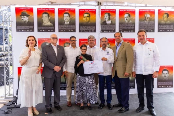 Josefina Vargas recibe un reconocimiento de las fundaciones patrióticas.