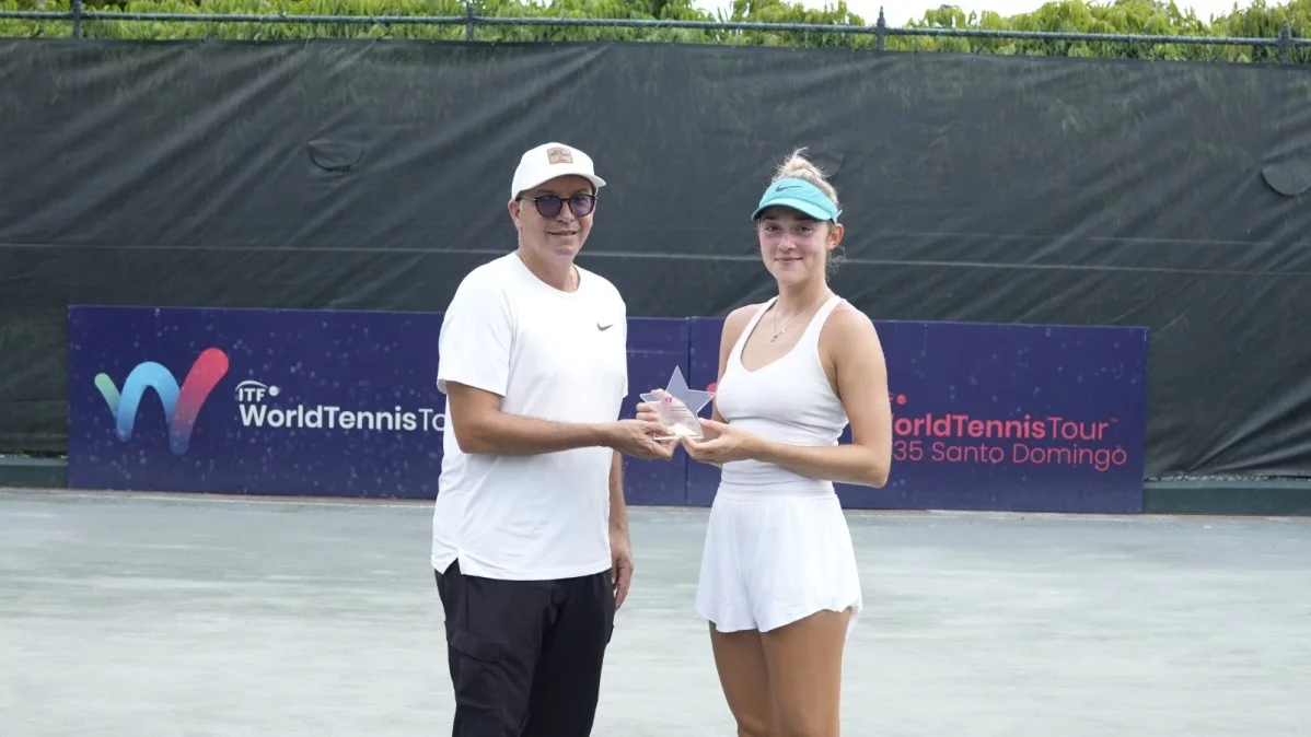 Katarina Jokic, campeona del Torneo W35, premiado por Fernando Díaz