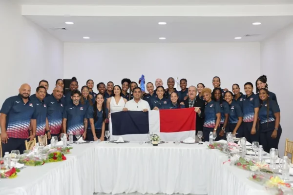 Kelvin Cruz entrega bandera a las Reinas