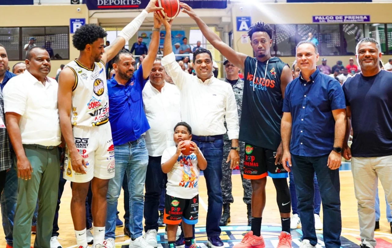 Ministro de Deportes entrega un millón de pesos al baloncesto de Puerto Plata