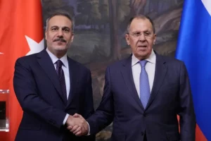 El ministro de Asuntos Exteriores ruso, Serguéi Lavrov (d), y el ministro de Asuntos Exteriores turco, Hakan Fidan, este 27 de mayo en Moscú.