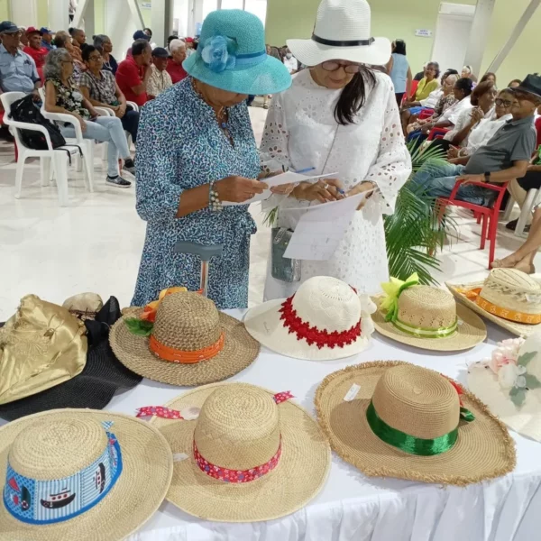 Las damas en plena hora de creatividad.