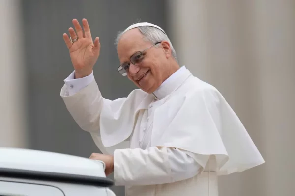 El papa León XIV saluda a su llegada a su primera vista general en la plaza de San Pedro del Vaticano, el miércoles 21 de mayo de 2025.