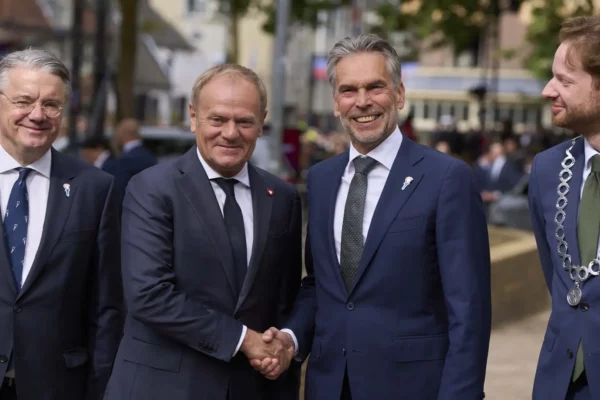 Tusk llama a la unidad en el 80º aniversario de la liberación conmemorado en Países Bajos