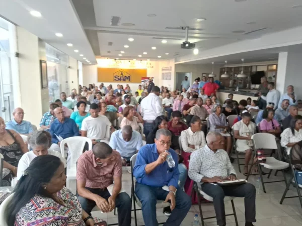 Líderes comunitarios durante la actividad.