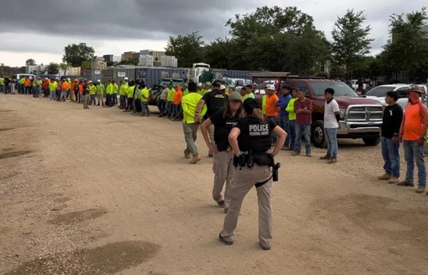 Los agentes de migración buscan a los obreros en los trabajos. Fuente externa