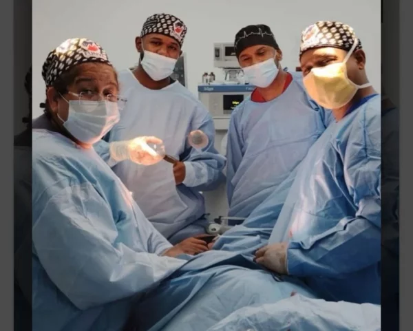 Los especialistas durante la cirugía.