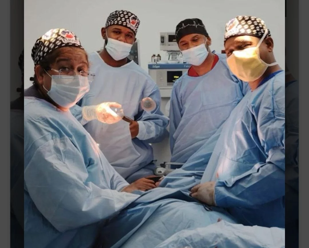 Mujer supera 30 años de dolor tras cirugía que redujo 30 libras en sus senos