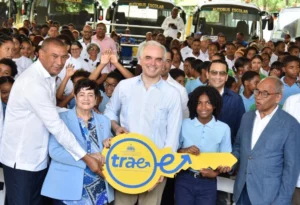Ministro de Educación entrega autobuses escolares en El Seibo