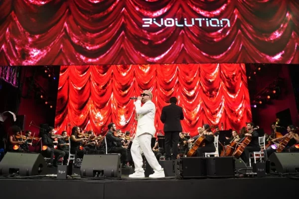 Mark B canta junto a la sinfónica hispaniola