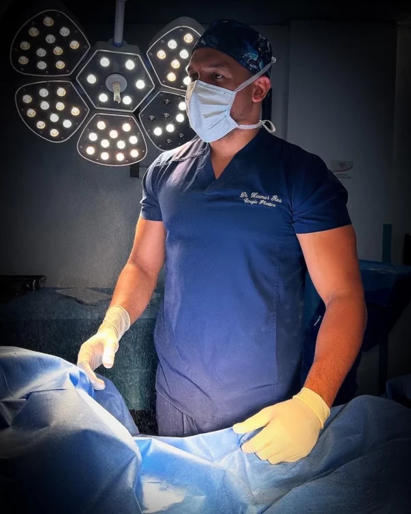 Médico cirujano advierte aumento de cirugías de mamas en hombres.