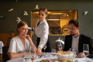 Qué revela tu personalidad si ayudas a los camareros a recoger la mesa, según la psicología