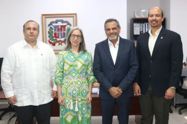 Junior Noboa, Comisionado Nacional de Béisbol, junto a la viceministra de Educación, Ancell Schecker, luego de la reunión. Figuran de la DCNB, Fernando Rodríguez y Sócrates Aguasvivas.
