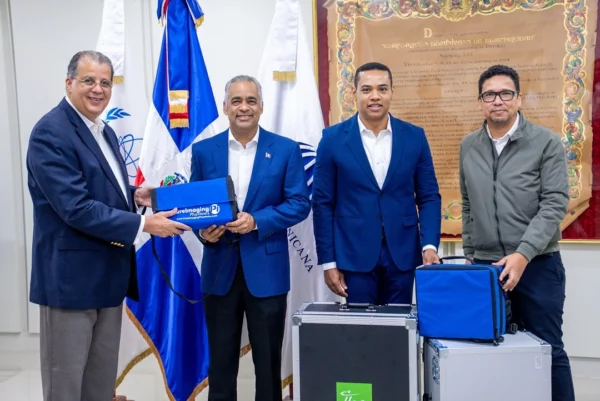 Ministro Joel Santos, junto al viceministro Gaddis Corporán, entrega parte de los equipos al director del Incart, el doctor José Ramírez Féliz.