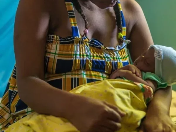 Desigualdad en salud materno-infantil: mujeres jóvenes, pobres y con baja educación acceden menos a chequeos prenatales y vacunas en RD