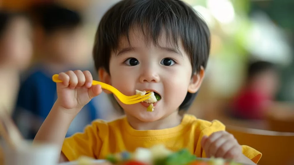 Niño asiatico comiendo