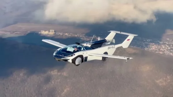 AirCar: el auto volador que combina alas y ruedas y alcanza 250 km/h