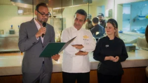 Omar Cepeda, presidente de Aderes entrega reconocimiento a Ciro Casola.