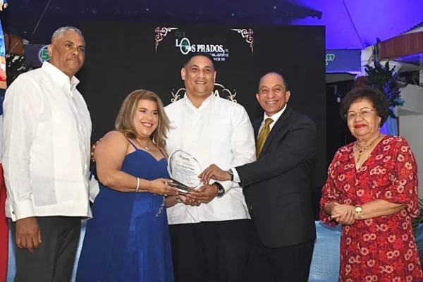 Oscar Aquino es reconocido por Jorge Ramírez, presidente del club Los Prados, junto a los directivos Héctor Junior Gil, Rosmery Cedeño y Elsa Ogando.