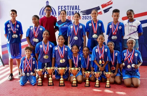 PIE DE FOTO TENIS DE MESA INEFI 1 Los alumnos representativos de la regional 08 que se impusieron en el campeonato de tenis de mesa….