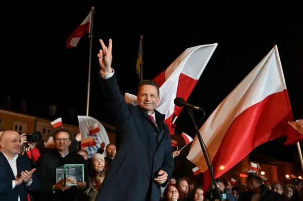 Polonia irá a segunda vuelta con ventaja del candidato liberal