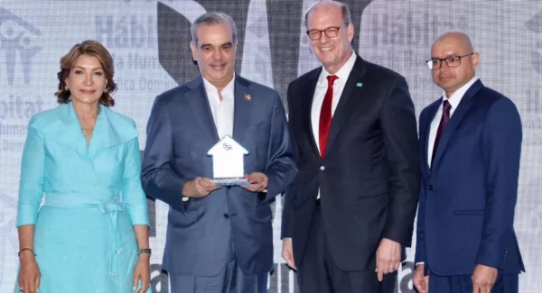 El presidente Luis Abinader fue reconocido ayer  por parte de Hábitat para la Humanidad República Dominicana, en agradecimiento por su compromiso con la organización y su respaldo a iniciativas para garantizar  techos a  familias.  PÁG. 4