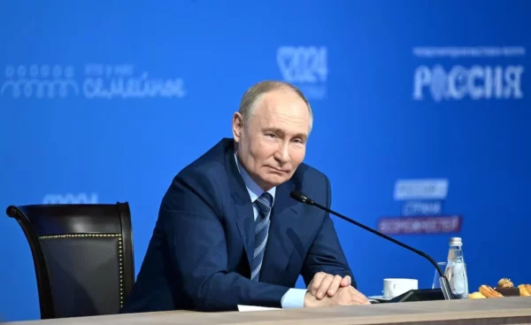 Putin prohíbe contenidos donde las mujeres prioricen su carrera sobre la maternidad