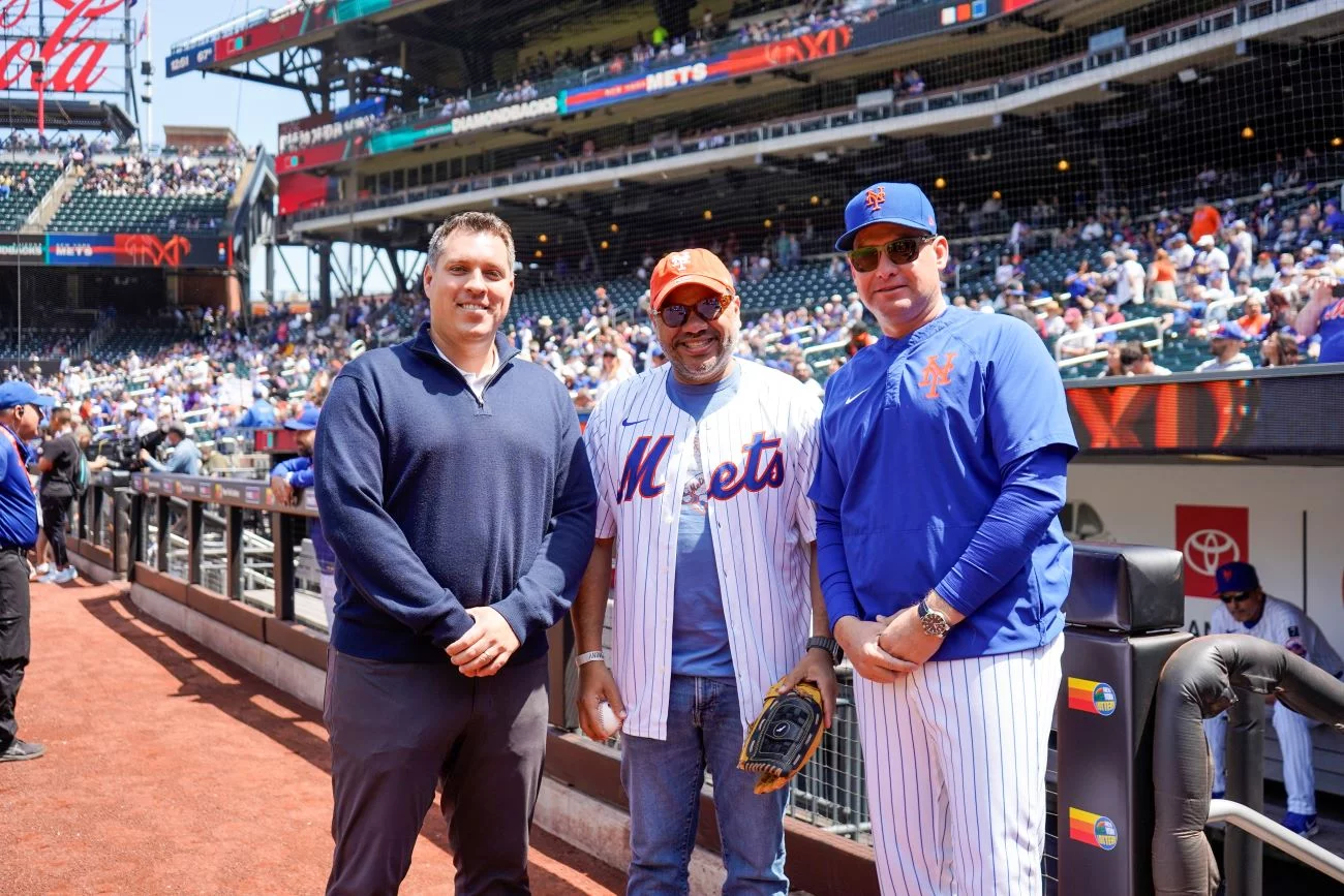 Defensor del Pueblo lanza la primera bola en partido de los Mets de Nueva York