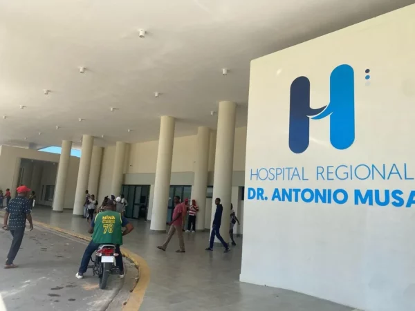 Pacientes en las afueras del Hospital Regional Antonio Musa.