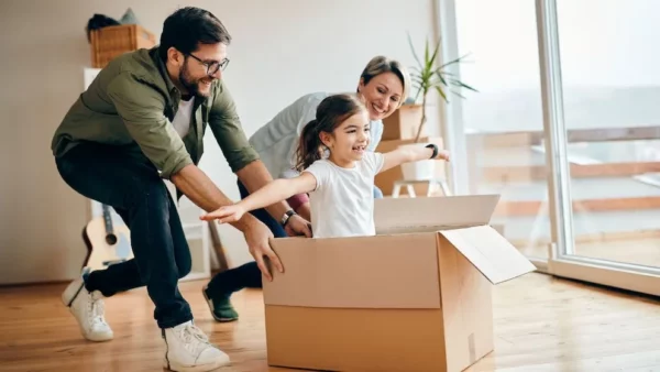 Padres jugando con su hija
