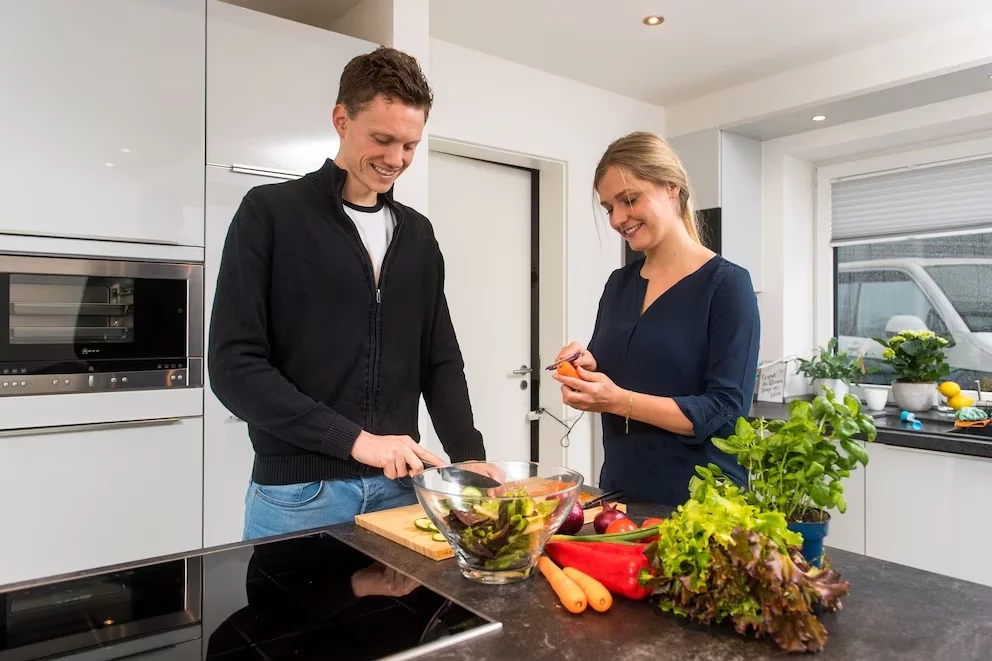 Pareja preparando la comida