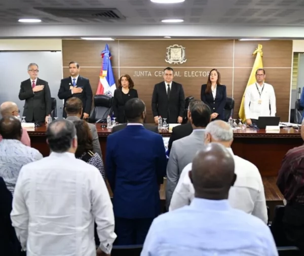 Pleno de la JCE junto a partidos políticos