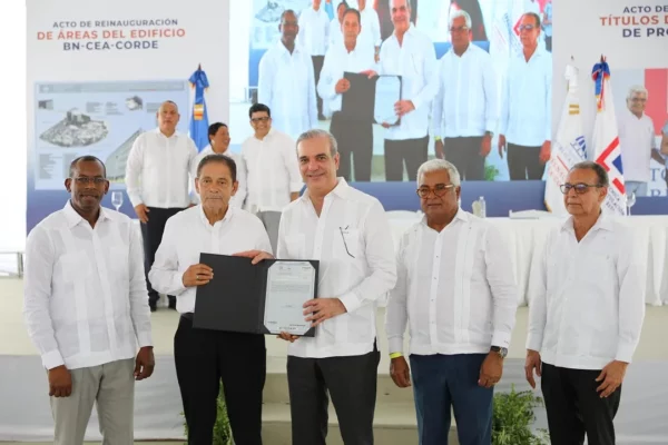 Presidente Luís Abinader en entrega de títulos de propiedad