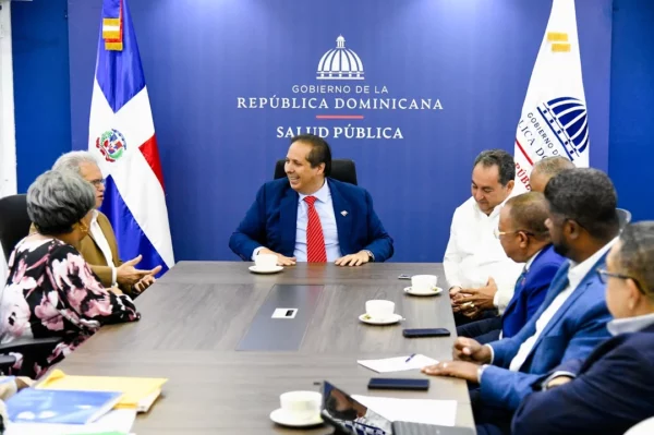 Reunión ministro de Salud, director SNS y miembros del Colegio Médico Dominicano.