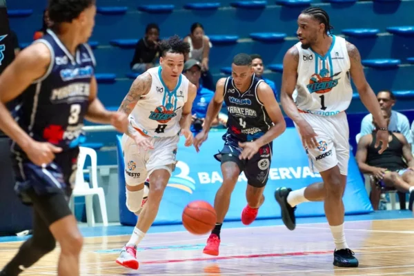 Richard Bautista intenta completar una ofensiva