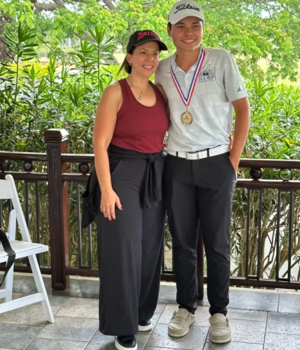 Rita Arias, premia a Sebastián Ramos, campeón categoría U18.