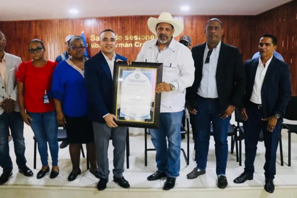 Santiago Riverón es reconocido por alcaldes