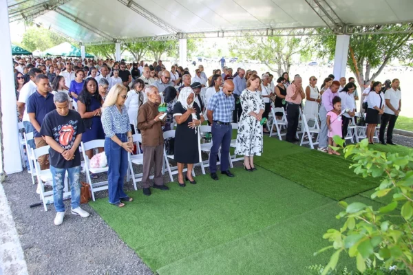 Se dieron cita cientos de personas a rendir tributo a las madres.
