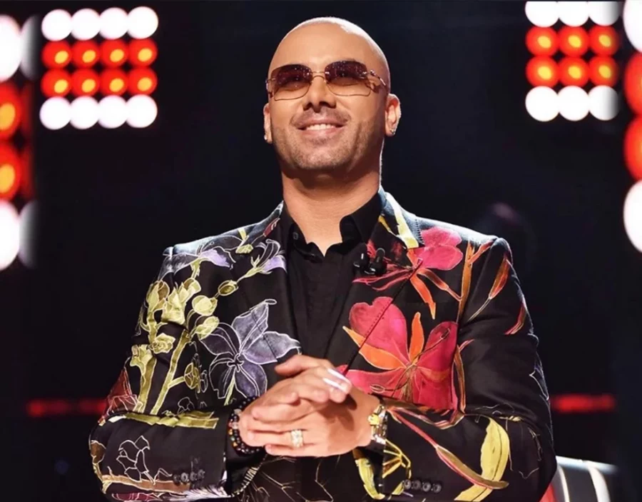 Wisin anuncia su llegada.