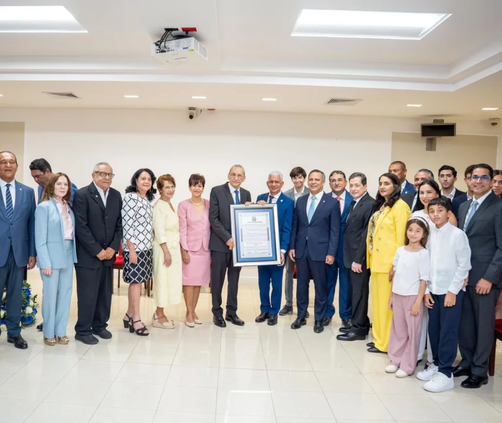 Subero Isa recibió acompañado por sus familiares, una placa de reconocimiento de parte del Senado de La República.