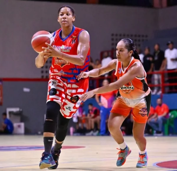 Sugey Monsac, de las Murallas de San Lázaro, en un partido de la LNBF.