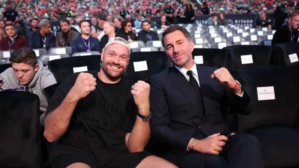Tyson Fury (izquierda) junto al promotor Eddie Hearn.