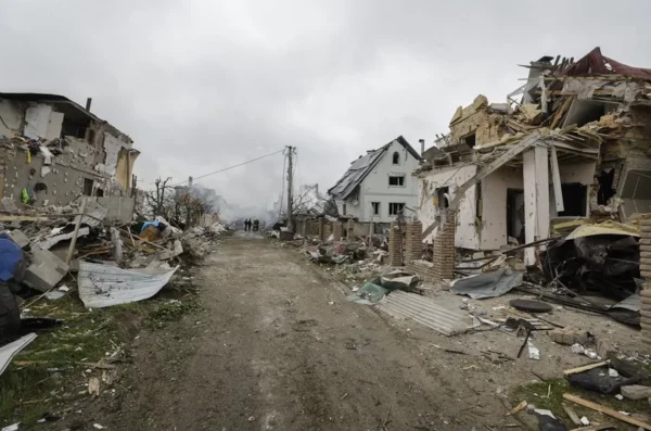 Rescatistas ucranianos en una zona alcanzada por un cohete ruso cerca de Kiev, el pasado domingo 25 de mayo.