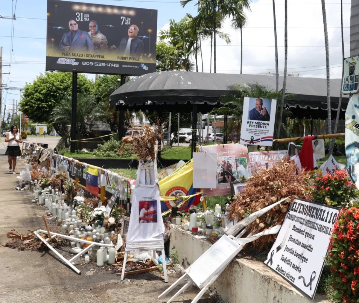Una bandera venezolana destaca entre los artículos para honrar la memoria de los fallecidos. Varios venezolanos perdieron la vida en el Jet Set