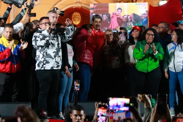 El presidente de Venezuela, Nicolas Maduro, celebra los resultados de las elecciones de gobernadores y diputados, en un acto de gobierno este lunes, en Caracas (Venezuela)