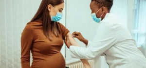 Desigualdad en salud materno-infantil: mujeres jóvenes, pobres y con baja educación acceden menos a chequeos prenatales y vacunas en RD