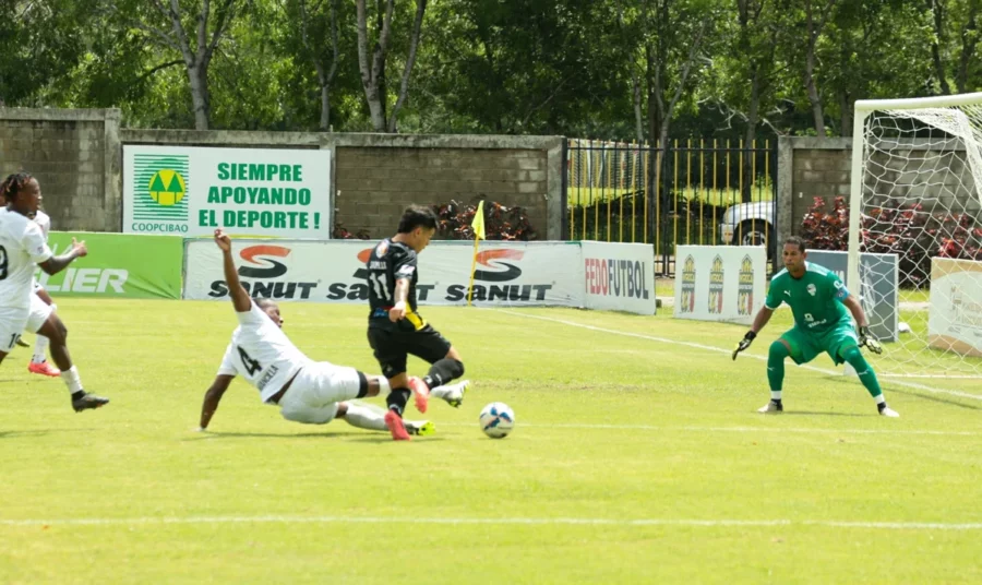 Valentin Sabella MOCA FC en uno de sus intentos ante Miguel Lloyd del Cibao FC Valentin Sabella MOCA FC en uno de sus intentos ante Miguel Lloyd del Cibao FC