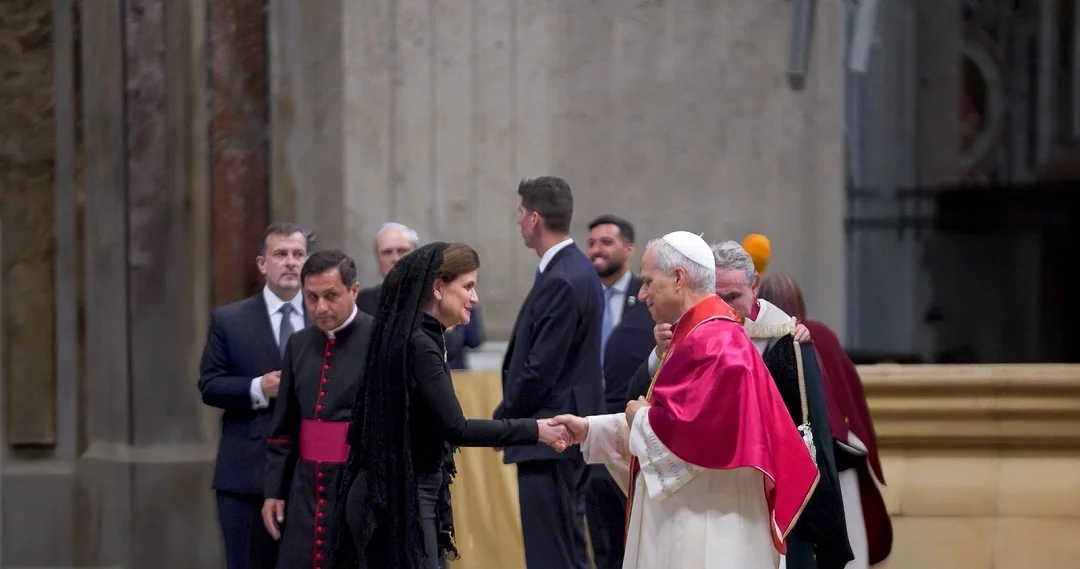 Vicepresidenta Raquel Peña saluda al Papa León XIV