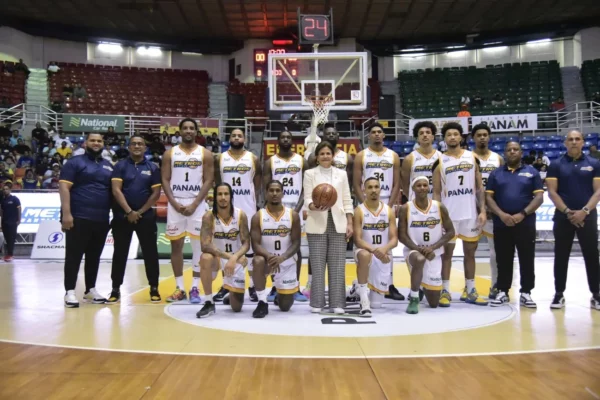 Vicepresidenta con Metross